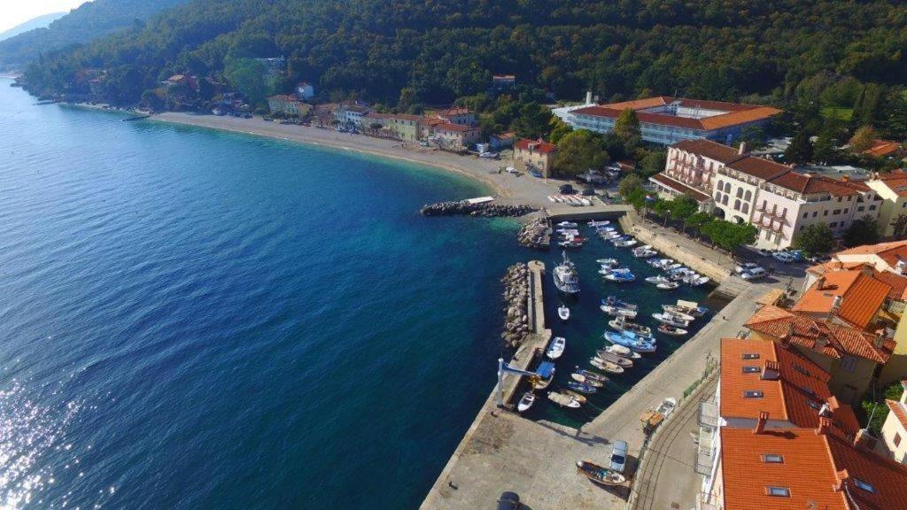 Apartments Near The Beach, With Terraces And Seaview At House B. Moscenicka Draga Bagian luar foto