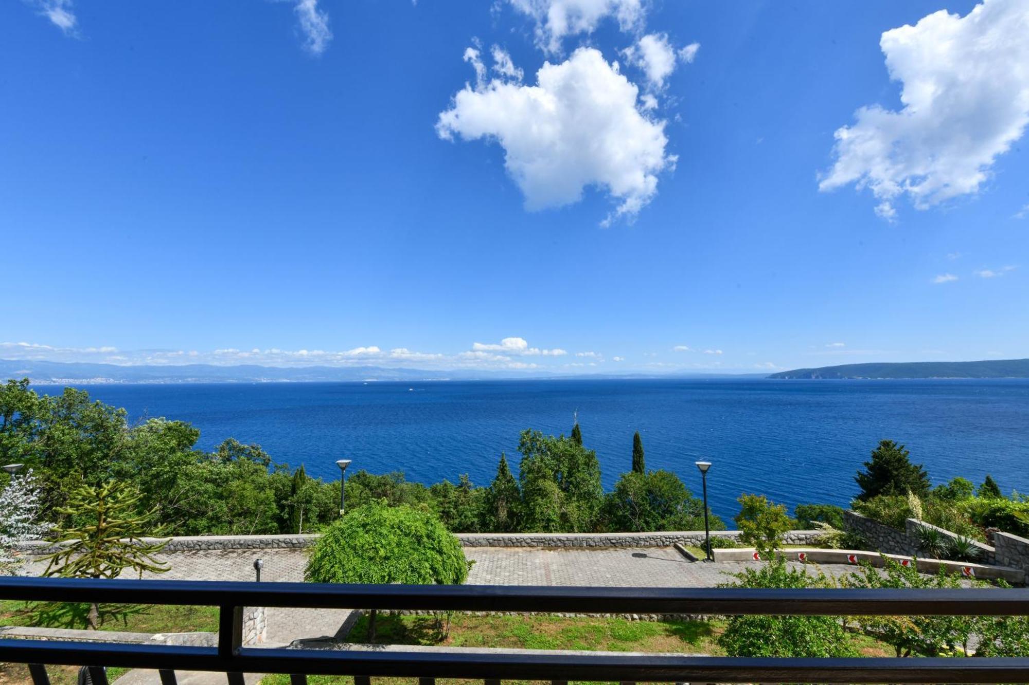 Apartments Near The Beach, With Terraces And Seaview At House B. Moscenicka Draga Bagian luar foto